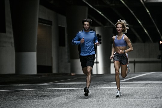 Dwie osoby biegające