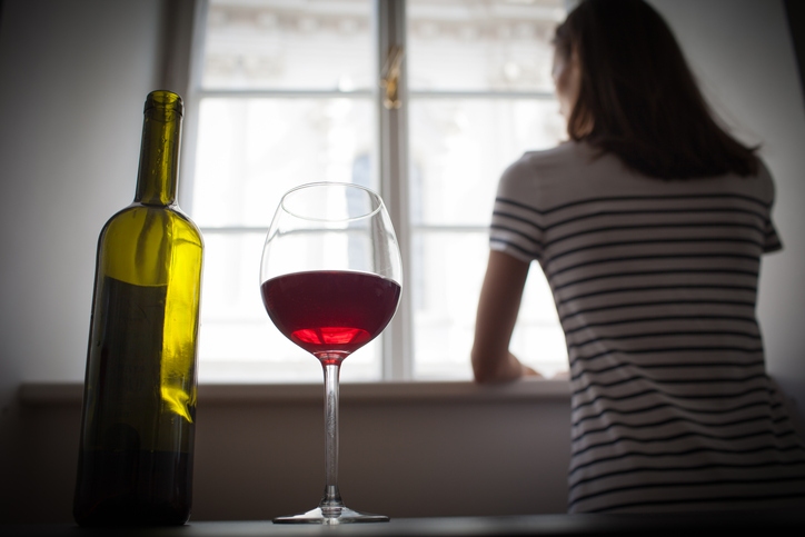 kobieta pijąca samotnie wino